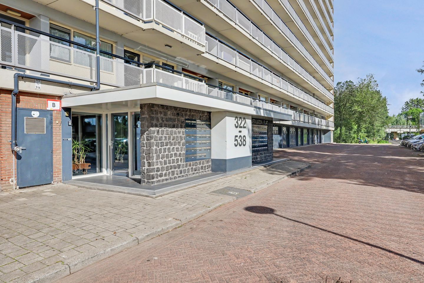Well-Maintained Three-Room Apartment with West-Facing Balcony on the Sixth Floor — 25