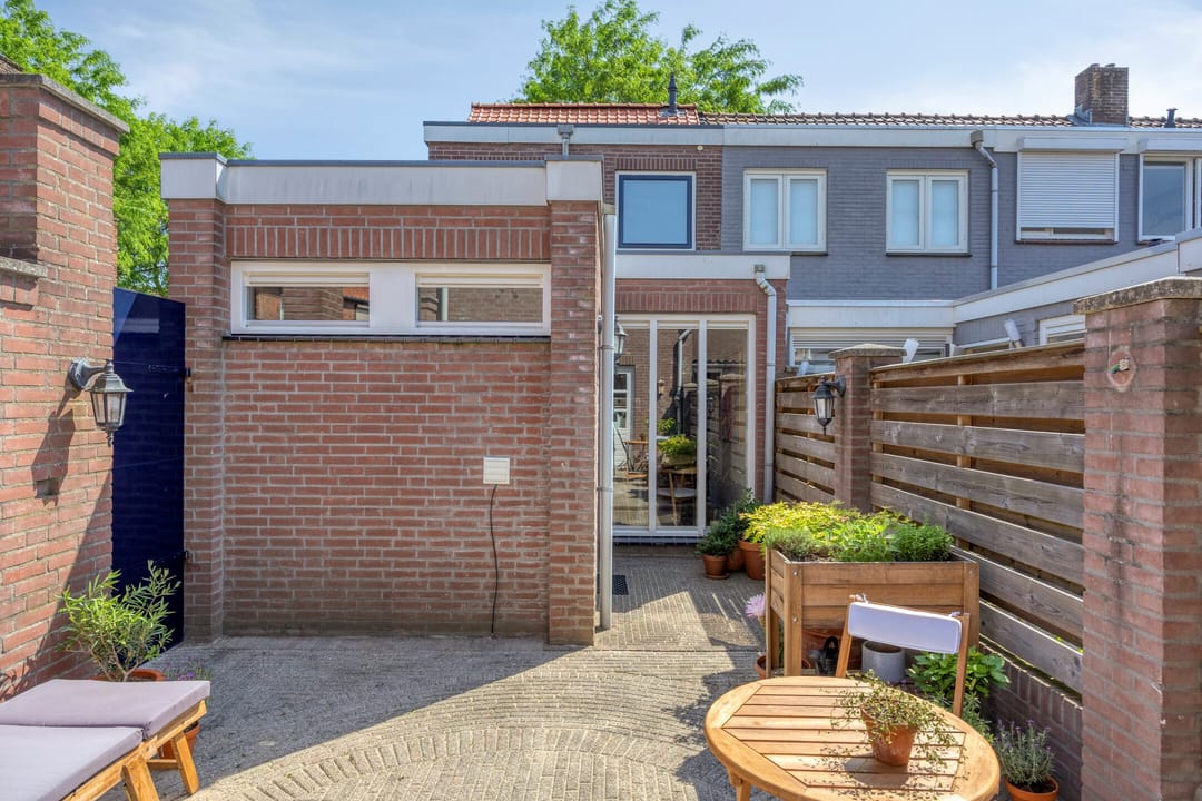 Fully Renovated 1920s Corner Home in Central Tilburg — 31