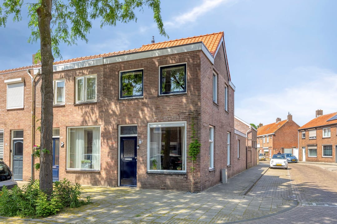 Fully Renovated 1920s Corner Home in Central Tilburg — 37