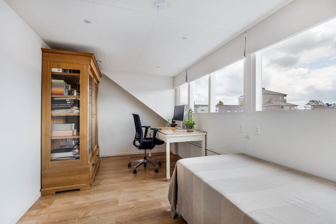 Ready-to-Move Family Home with Sunny South-Facing Garden in Popular Buitenhof Neighborhood — 17