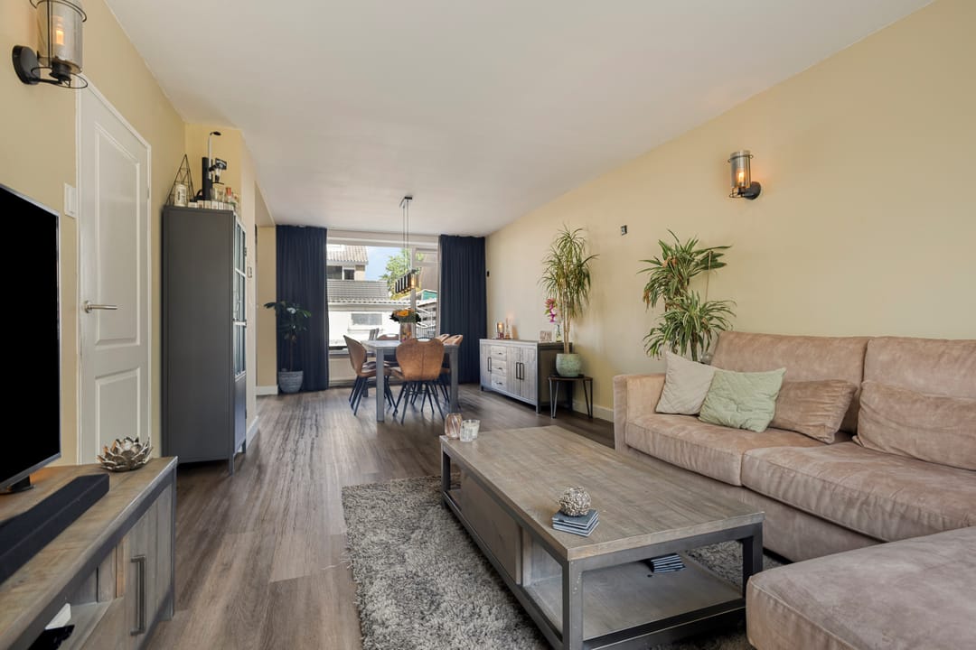 Spacious Modernized Family Home with Four Bedrooms in Green Residential Area — 7