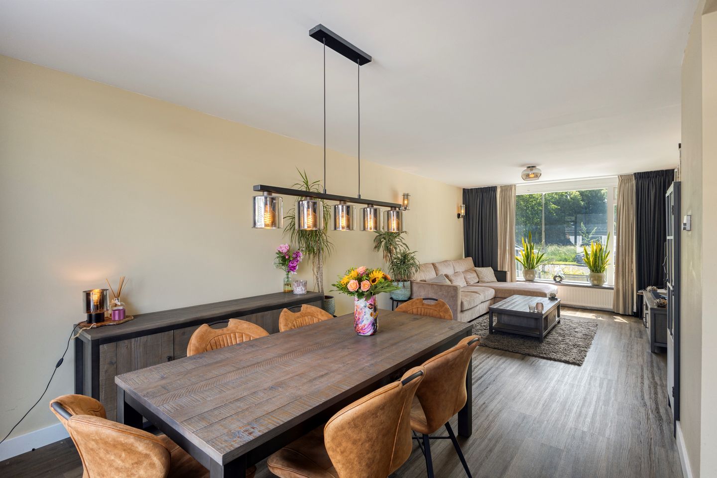 Spacious Modernized Family Home with Four Bedrooms in Green Residential Area — 10