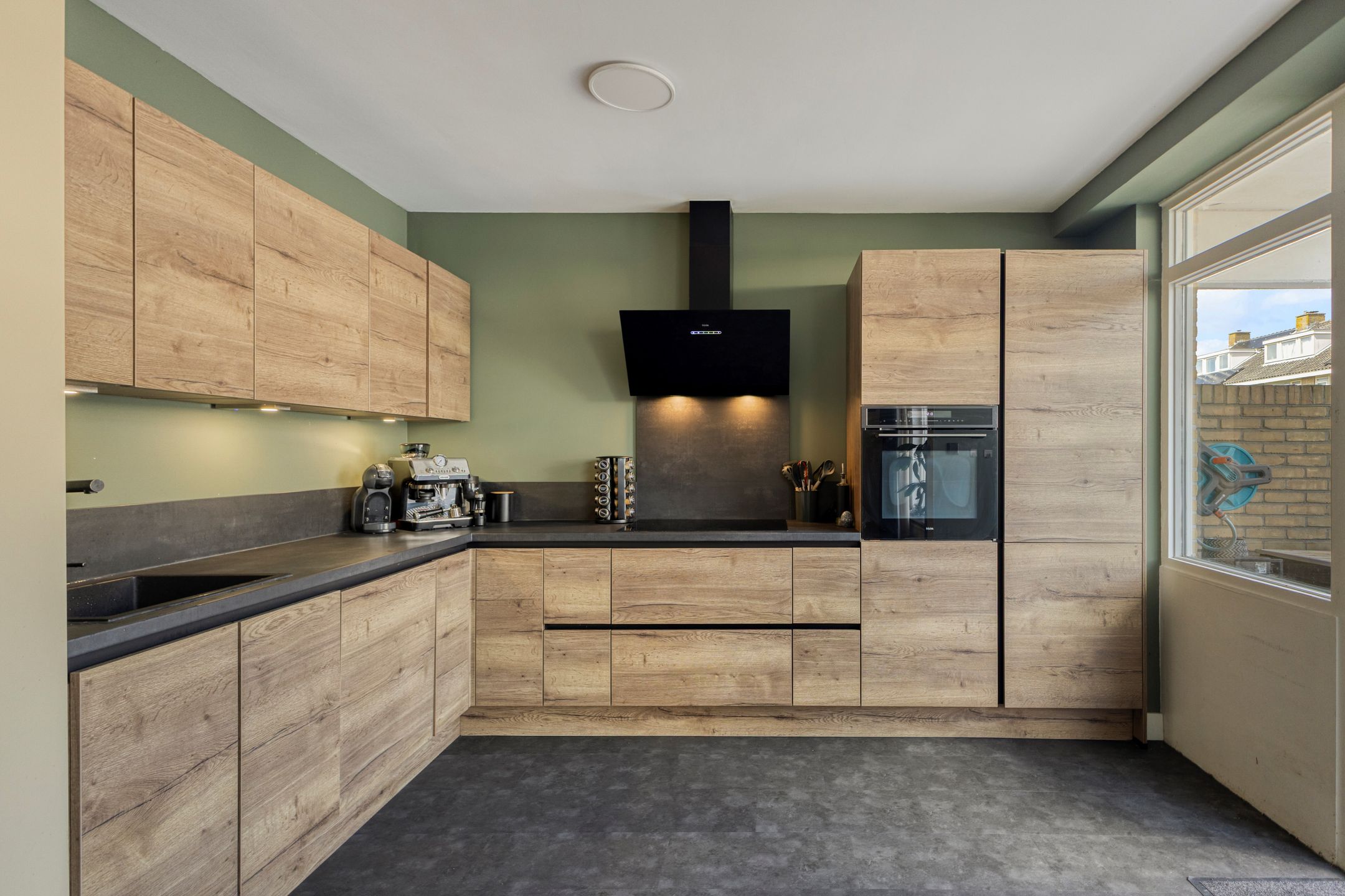 Spacious Modernized Family Home with Four Bedrooms in Green Residential Area — 12