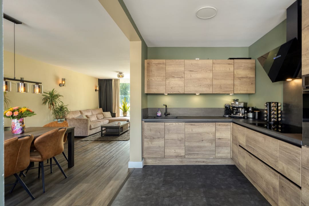 Spacious Modernized Family Home with Four Bedrooms in Green Residential Area — 11