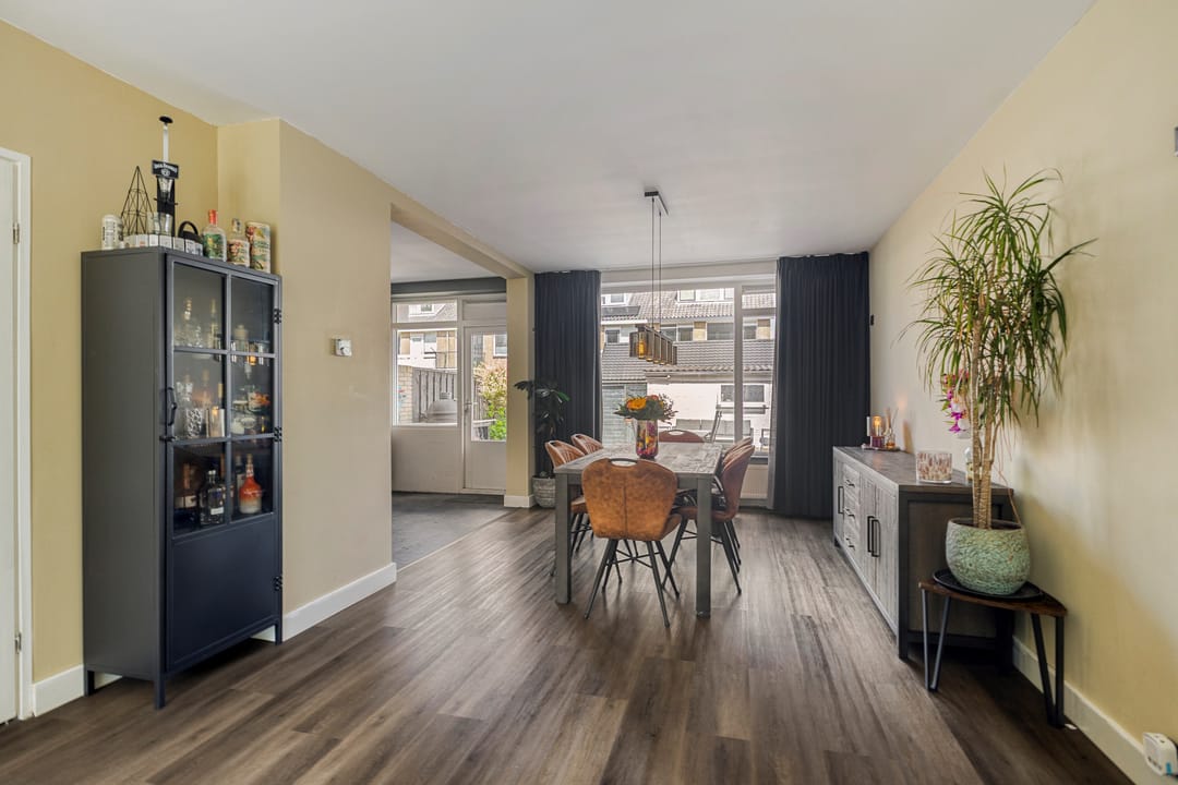 Spacious Modernized Family Home with Four Bedrooms in Green Residential Area — 8