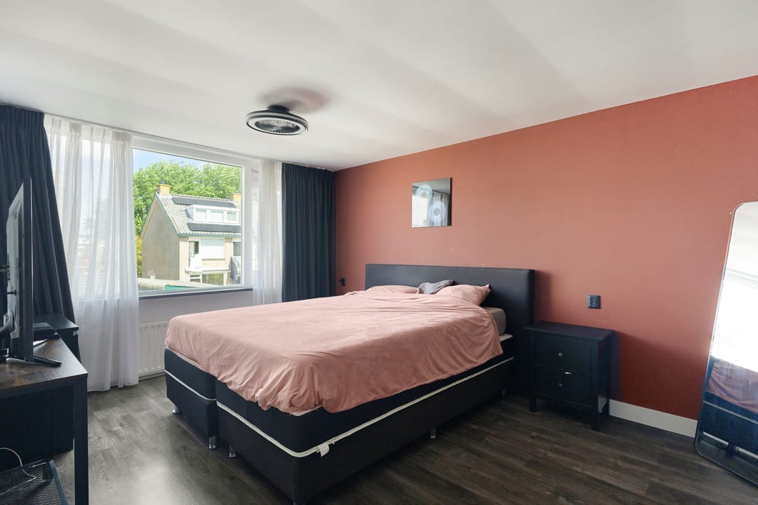 Spacious Modernized Family Home with Four Bedrooms in Green Residential Area — 17