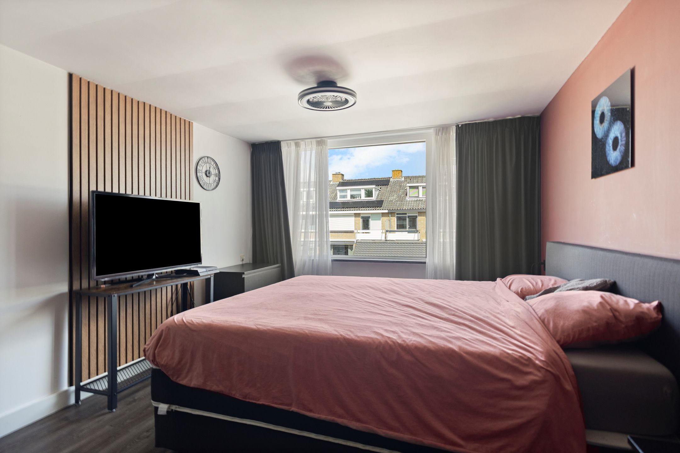 Spacious Modernized Family Home with Four Bedrooms in Green Residential Area — 18