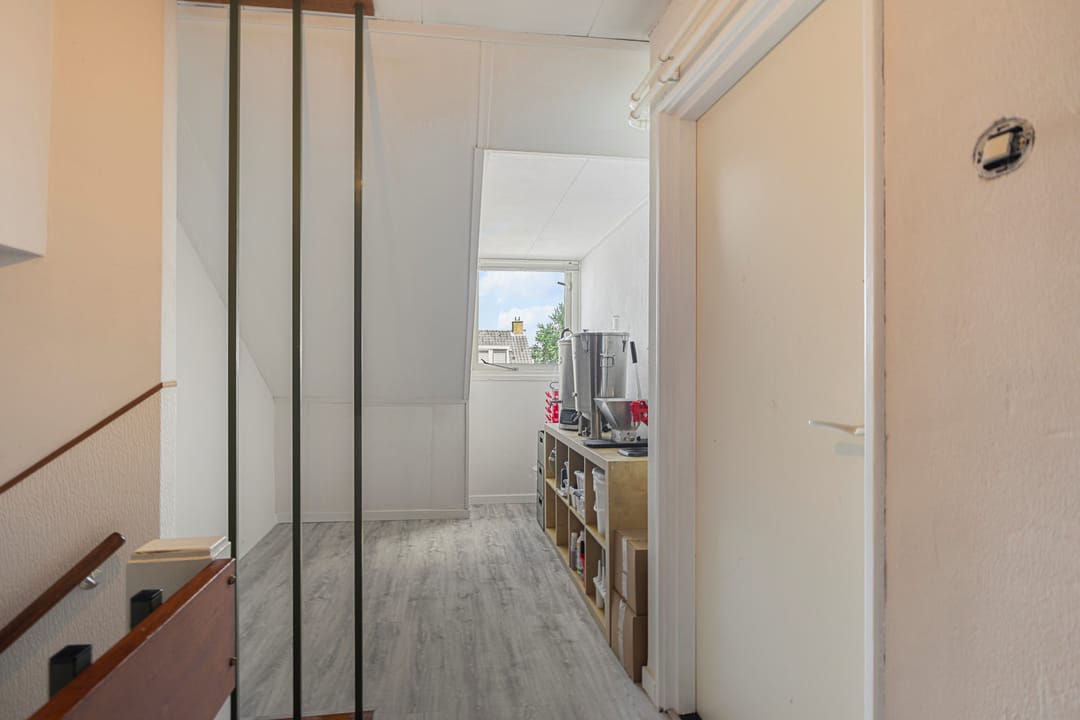 Spacious Modernized Family Home with Four Bedrooms in Green Residential Area — 28