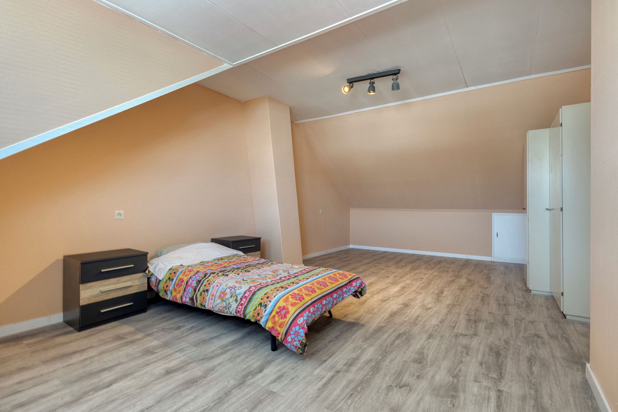 Spacious Modernized Family Home with Four Bedrooms in Green Residential Area — 27