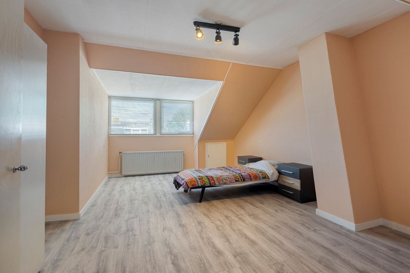 Spacious Modernized Family Home with Four Bedrooms in Green Residential Area — 25