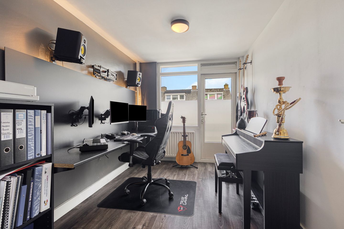 Spacious Modernized Family Home with Four Bedrooms in Green Residential Area — 20