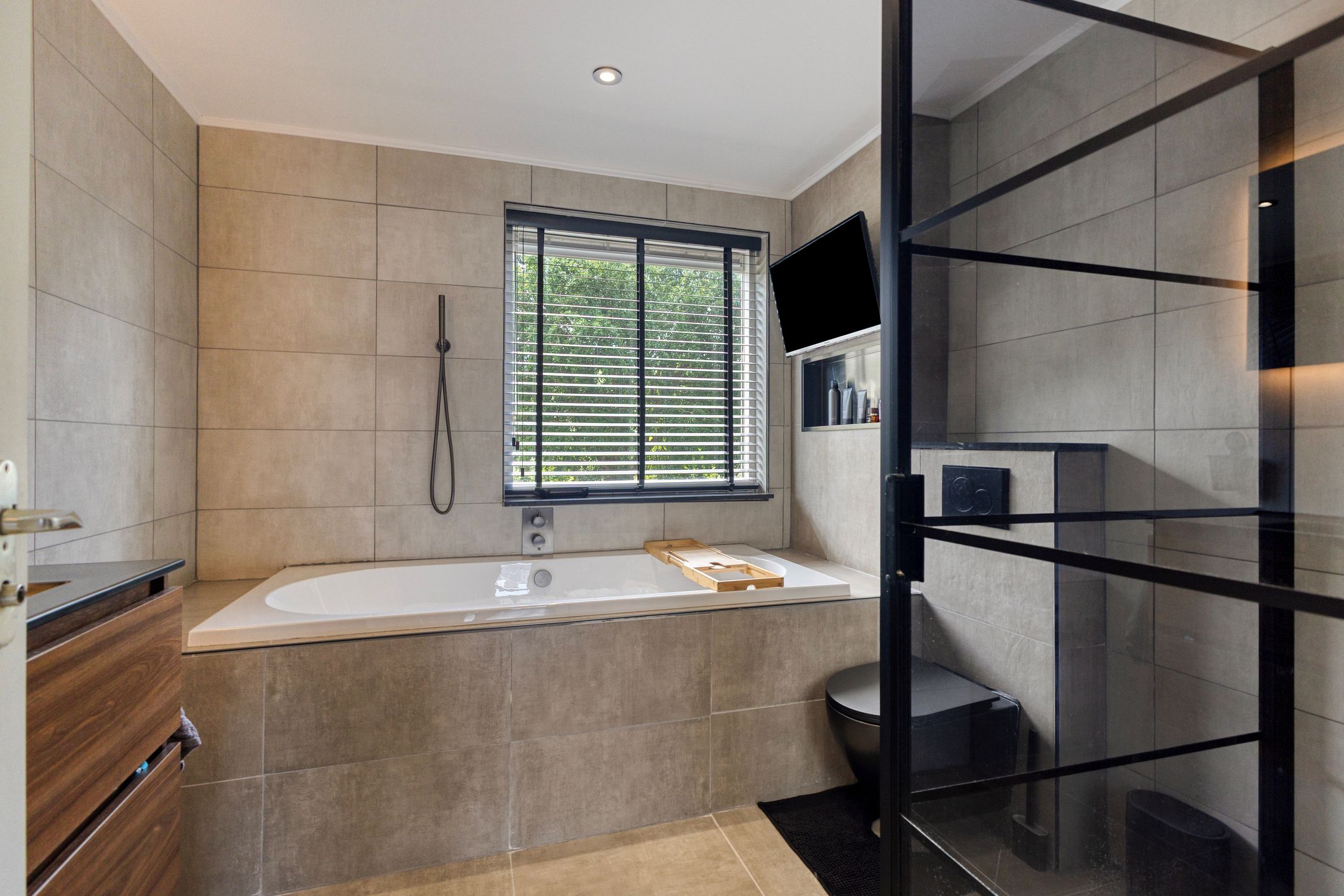 Spacious Modernized Family Home with Four Bedrooms in Green Residential Area — 15