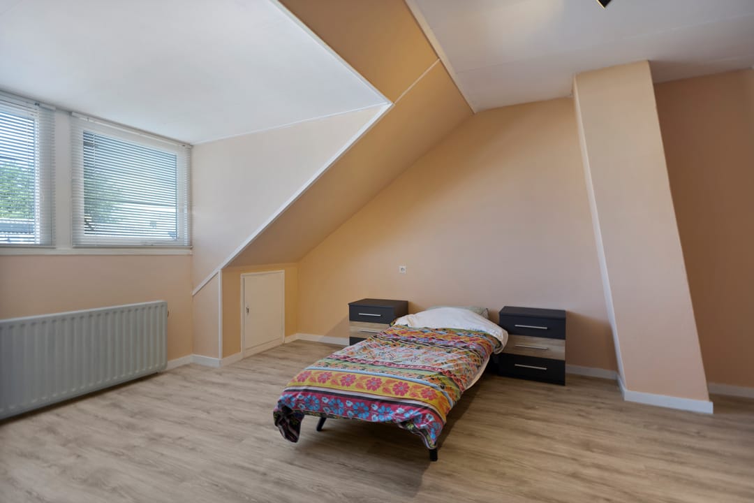 Spacious Modernized Family Home with Four Bedrooms in Green Residential Area — 26