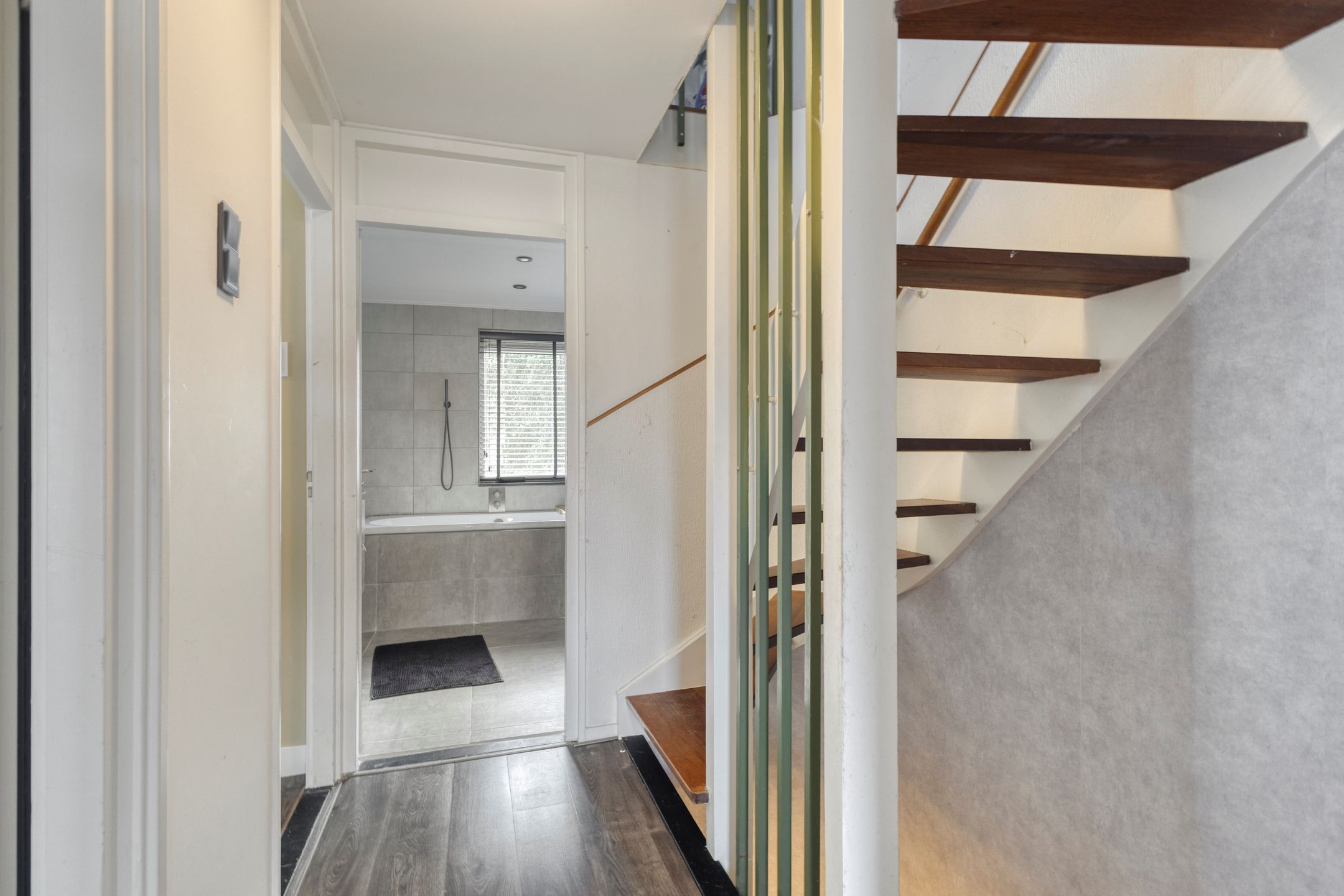 Spacious Modernized Family Home with Four Bedrooms in Green Residential Area — 24