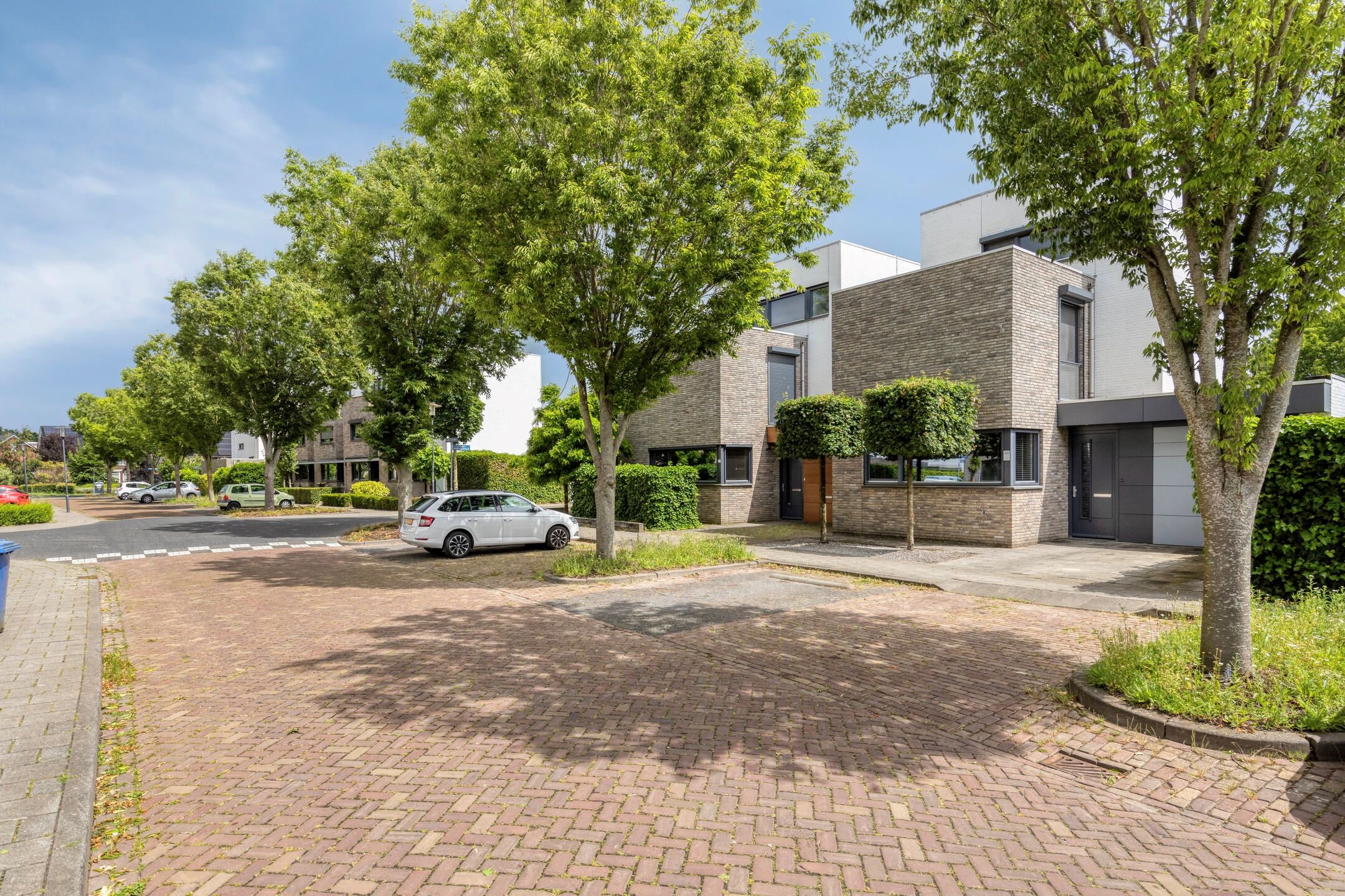 Modern Semi-Detached Family Home with Garage and Sunny Garden in Rijen — 72