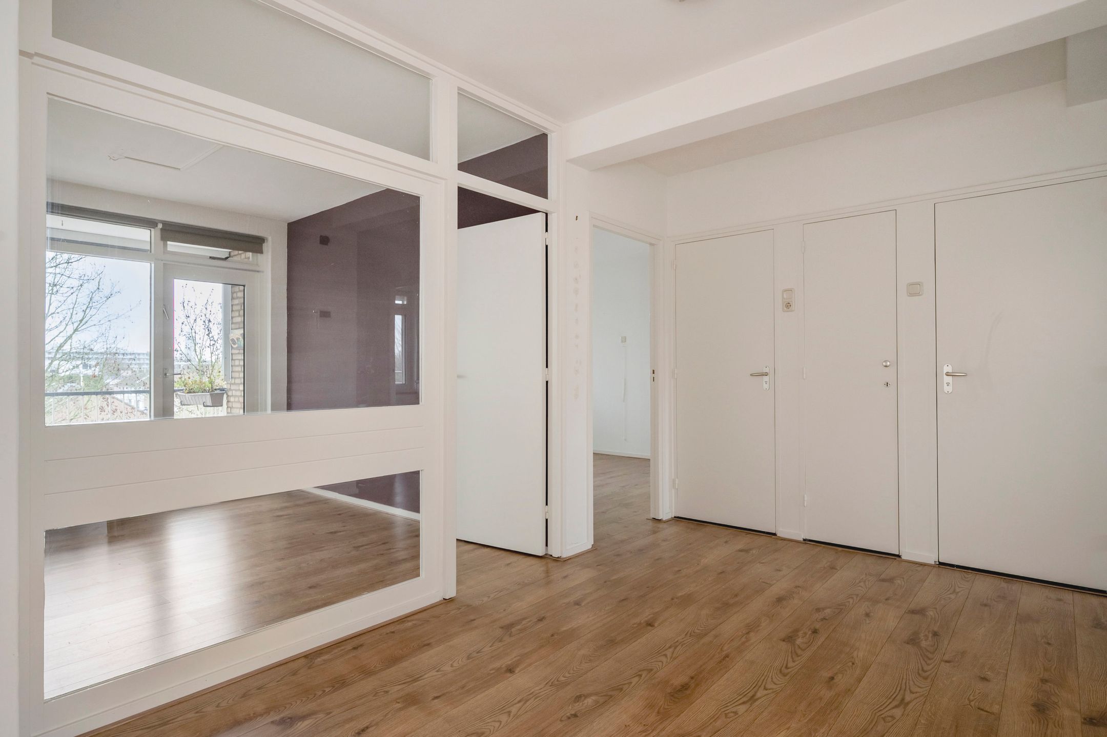 Spacious Three-Bedroom Apartment with South-Facing Balcony and Elevator in Green Setting — 9