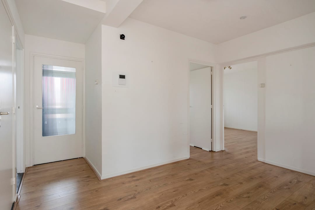 Spacious Three-Bedroom Apartment with South-Facing Balcony and Elevator in Green Setting — 7