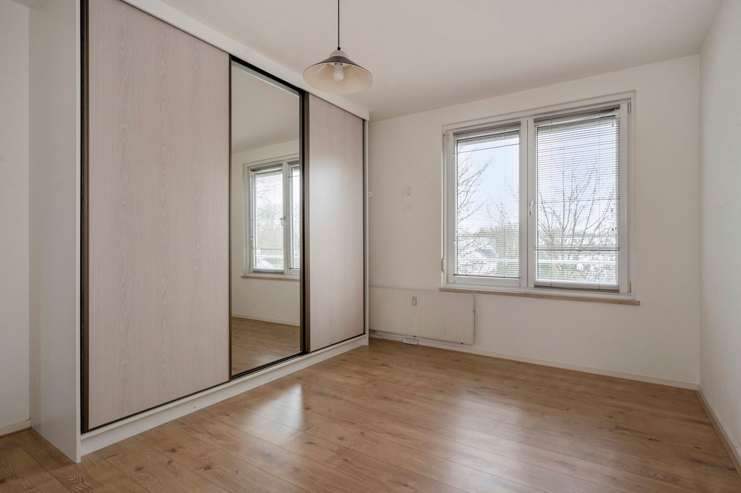 Spacious Three-Bedroom Apartment with South-Facing Balcony and Elevator in Green Setting — 20