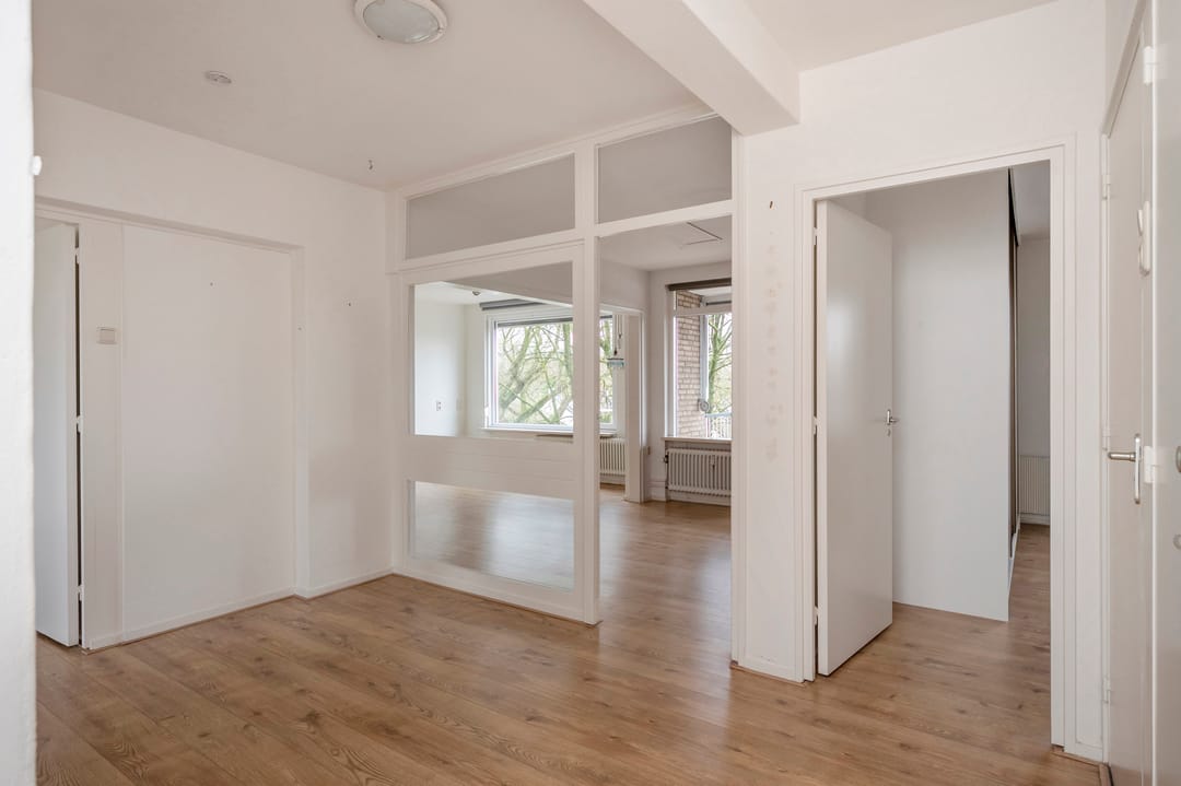 Spacious Three-Bedroom Apartment with South-Facing Balcony and Elevator in Green Setting — 8