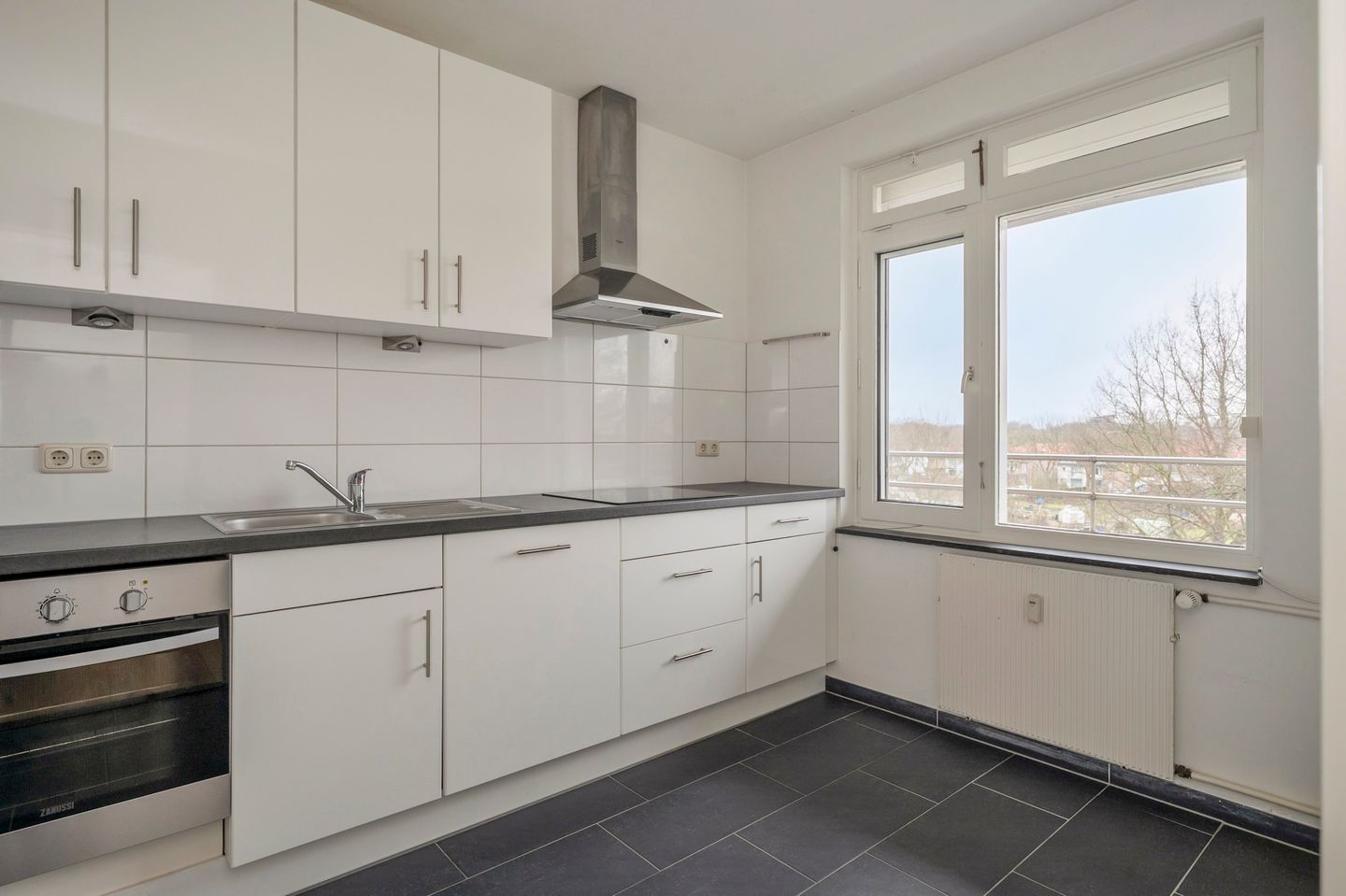 Spacious Three-Bedroom Apartment with South-Facing Balcony and Elevator in Green Setting — 19