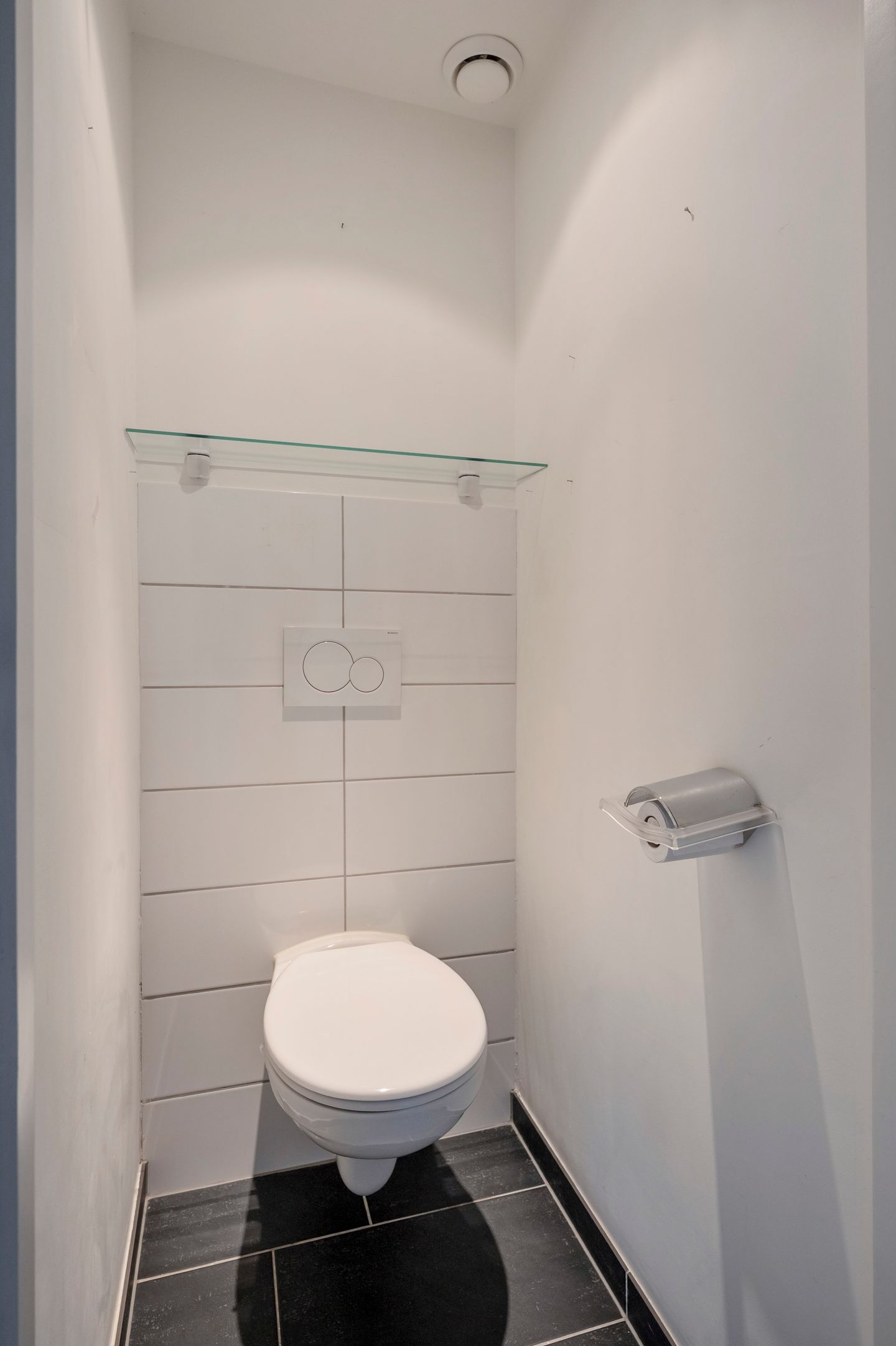 Spacious Three-Bedroom Apartment with South-Facing Balcony and Elevator in Green Setting — 25