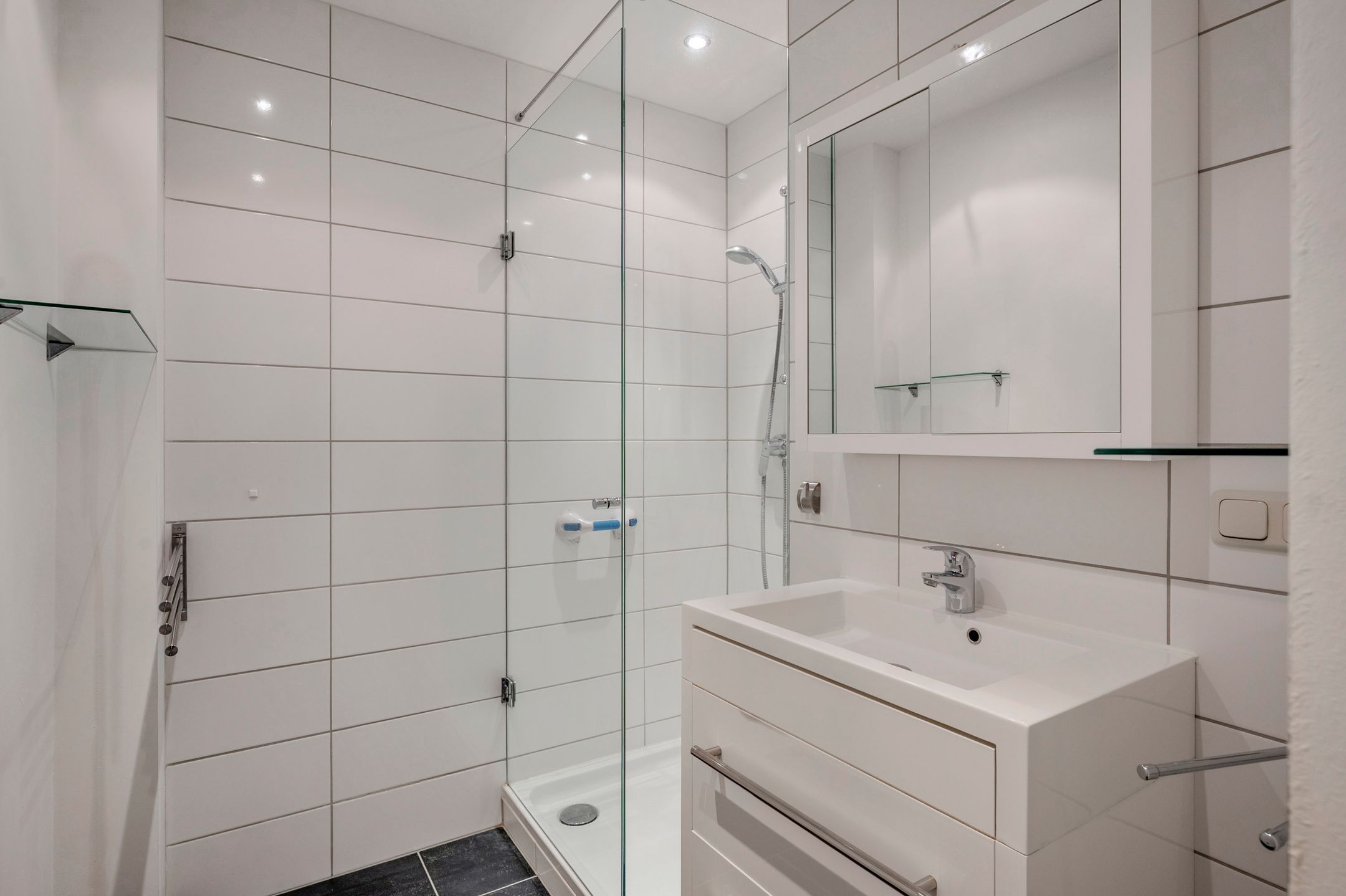 Spacious Three-Bedroom Apartment with South-Facing Balcony and Elevator in Green Setting — 24