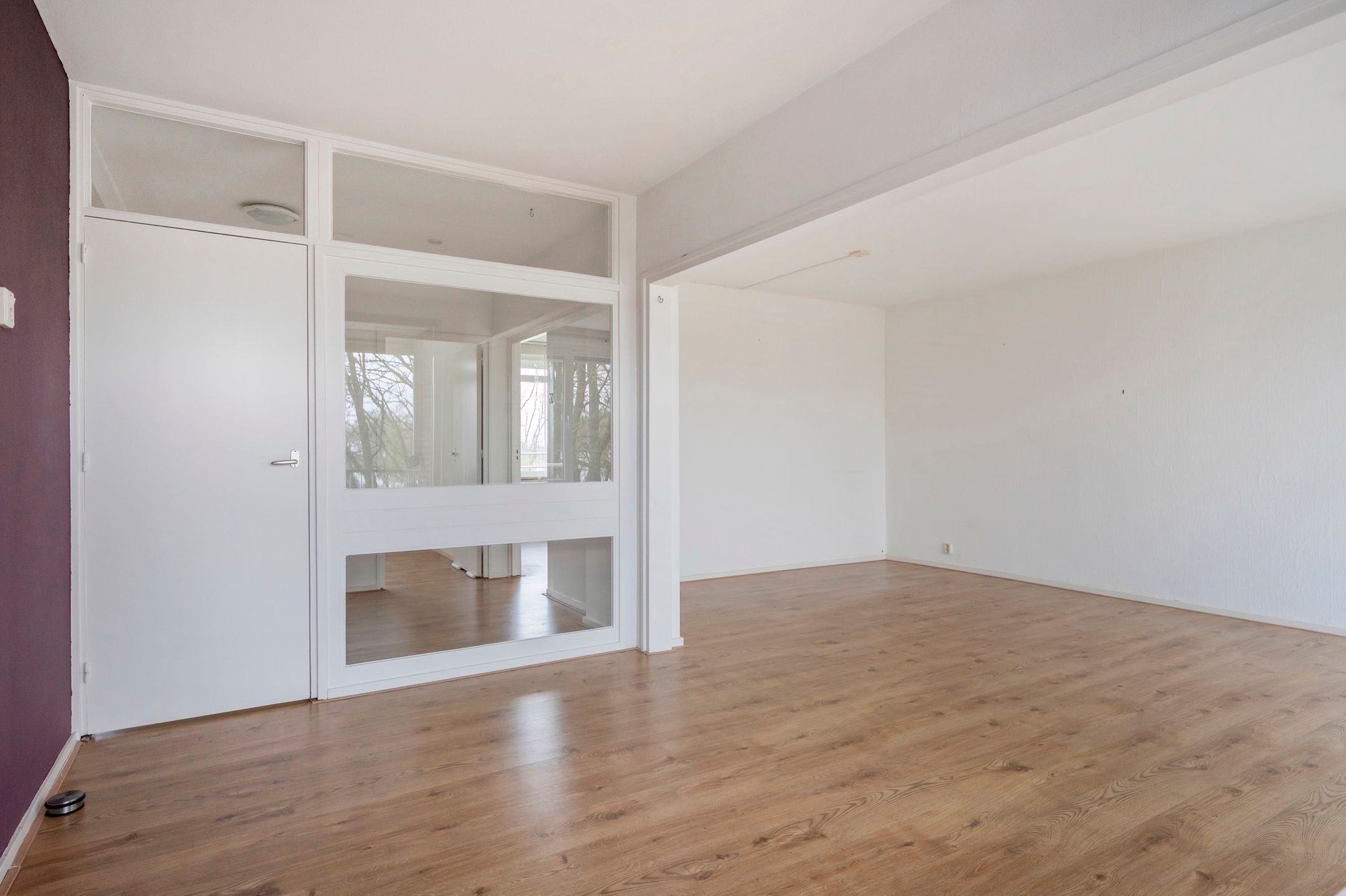 Spacious Three-Bedroom Apartment with South-Facing Balcony and Elevator in Green Setting — 15