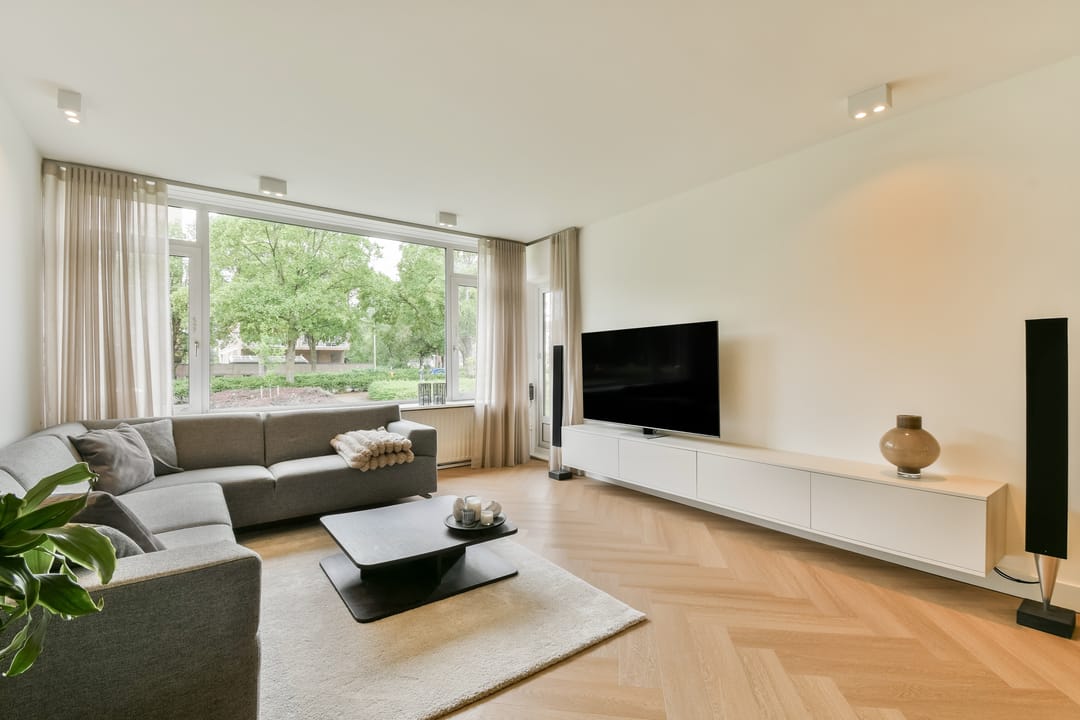 Completely Renovated Luxury Apartment with South-Facing Balcony in Keizer Karelpark — 7