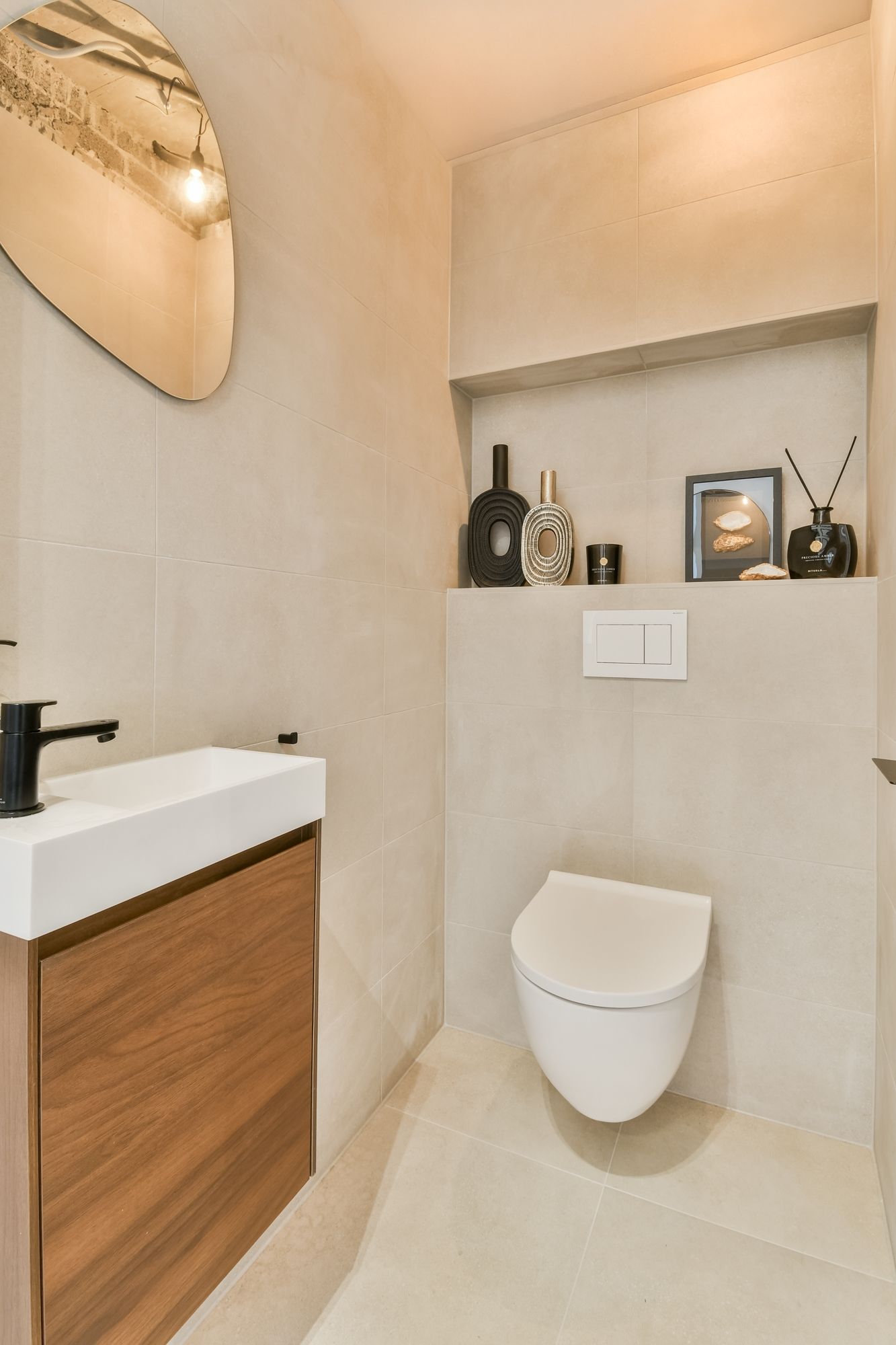Completely Renovated Luxury Apartment with South-Facing Balcony in Keizer Karelpark — 19