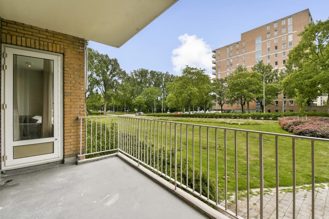 Completely Renovated Luxury Apartment with South-Facing Balcony in Keizer Karelpark — 13