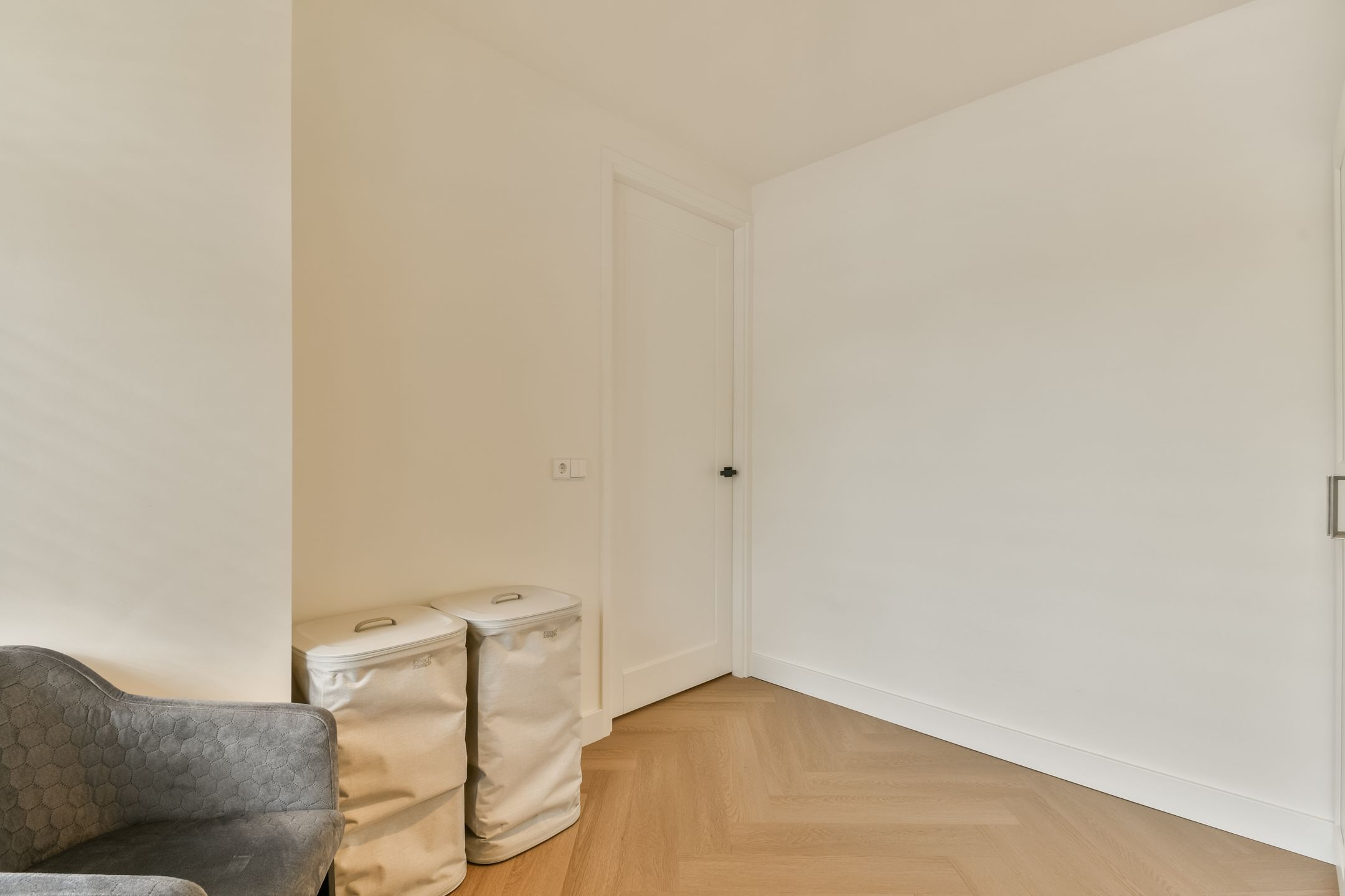 Completely Renovated Luxury Apartment with South-Facing Balcony in Keizer Karelpark — 21