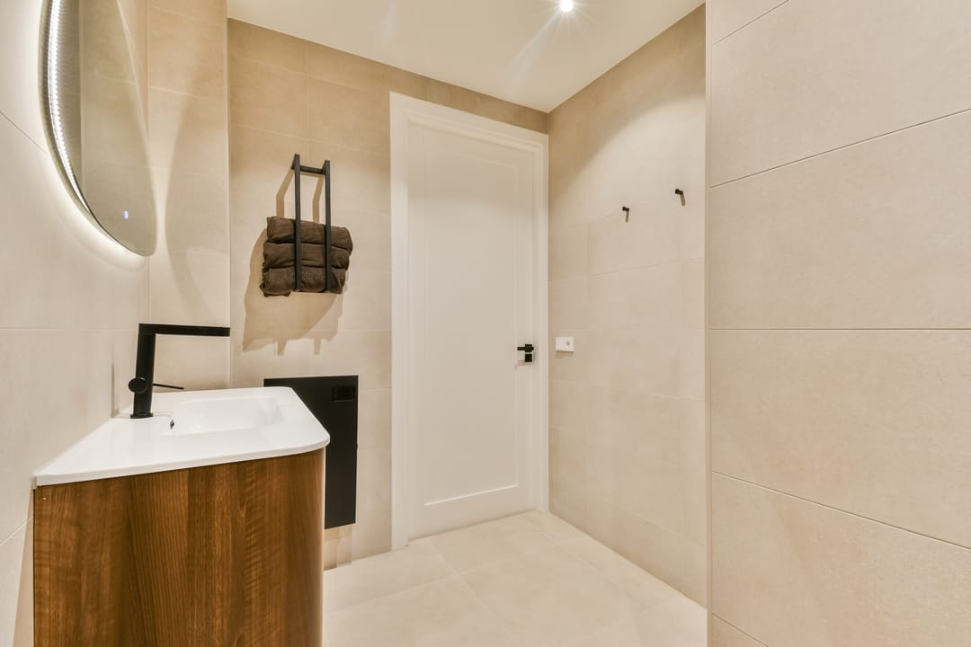 Completely Renovated Luxury Apartment with South-Facing Balcony in Keizer Karelpark — 17