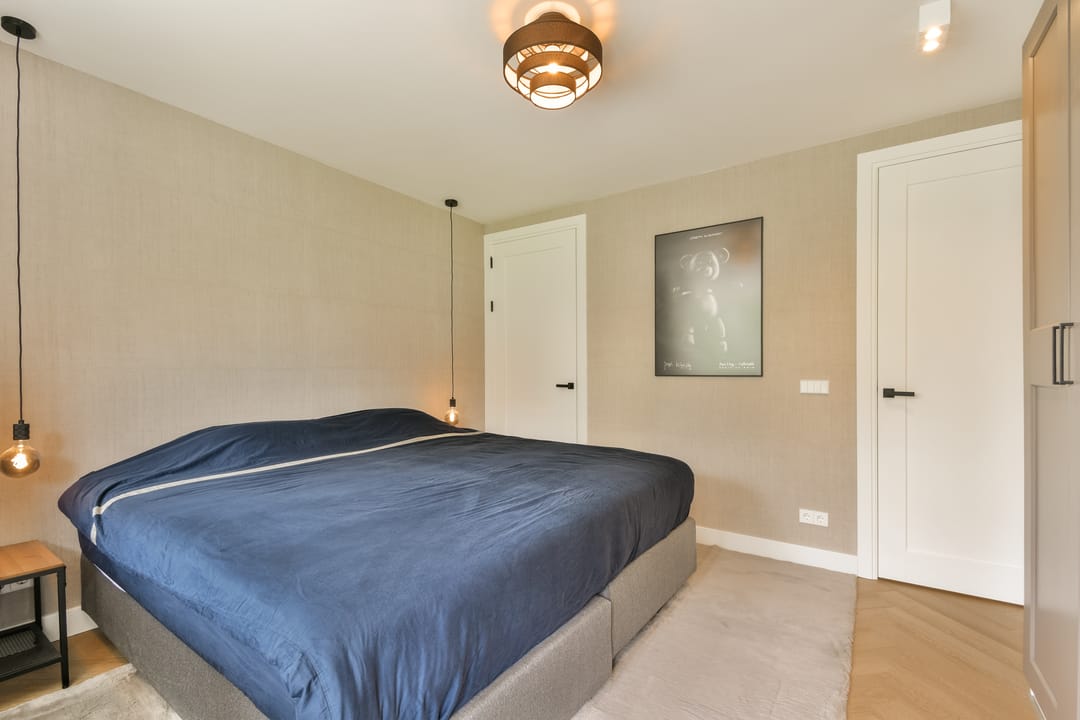 Completely Renovated Luxury Apartment with South-Facing Balcony in Keizer Karelpark — 16