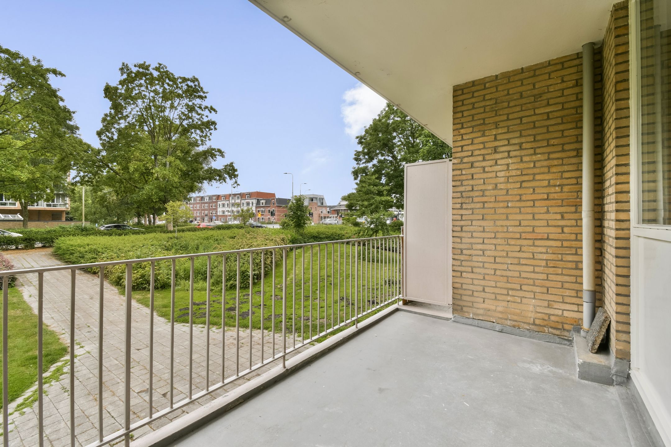 Completely Renovated Luxury Apartment with South-Facing Balcony in Keizer Karelpark — 12