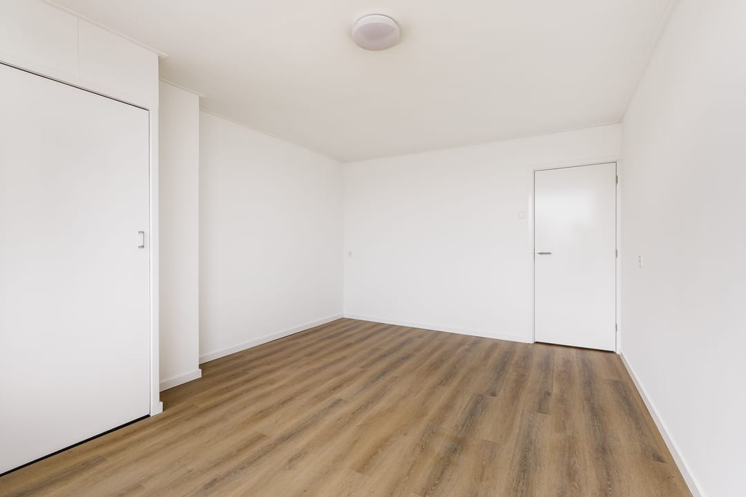 Spacious Renovated Upper Floor Apartment with Three Bedrooms in Quiet Leiden Location — 16