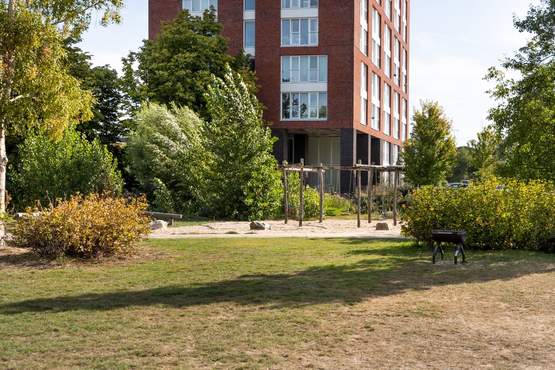 Spacious Renovated Upper Floor Apartment with Three Bedrooms in Quiet Leiden Location — 28