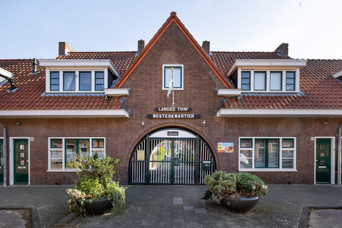 Spacious Renovated Upper Floor Apartment with Three Bedrooms in Quiet Leiden Location — 29