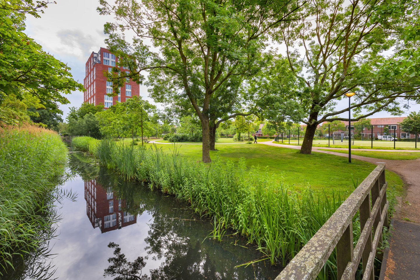 Spacious Renovated Upper Floor Apartment with Three Bedrooms in Quiet Leiden Location — 25