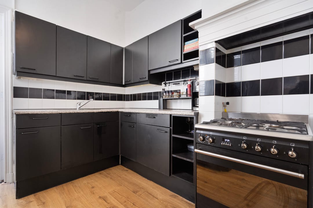 Charming Upper-Floor Apartment with Balcony in Valkenboskwartier — 16