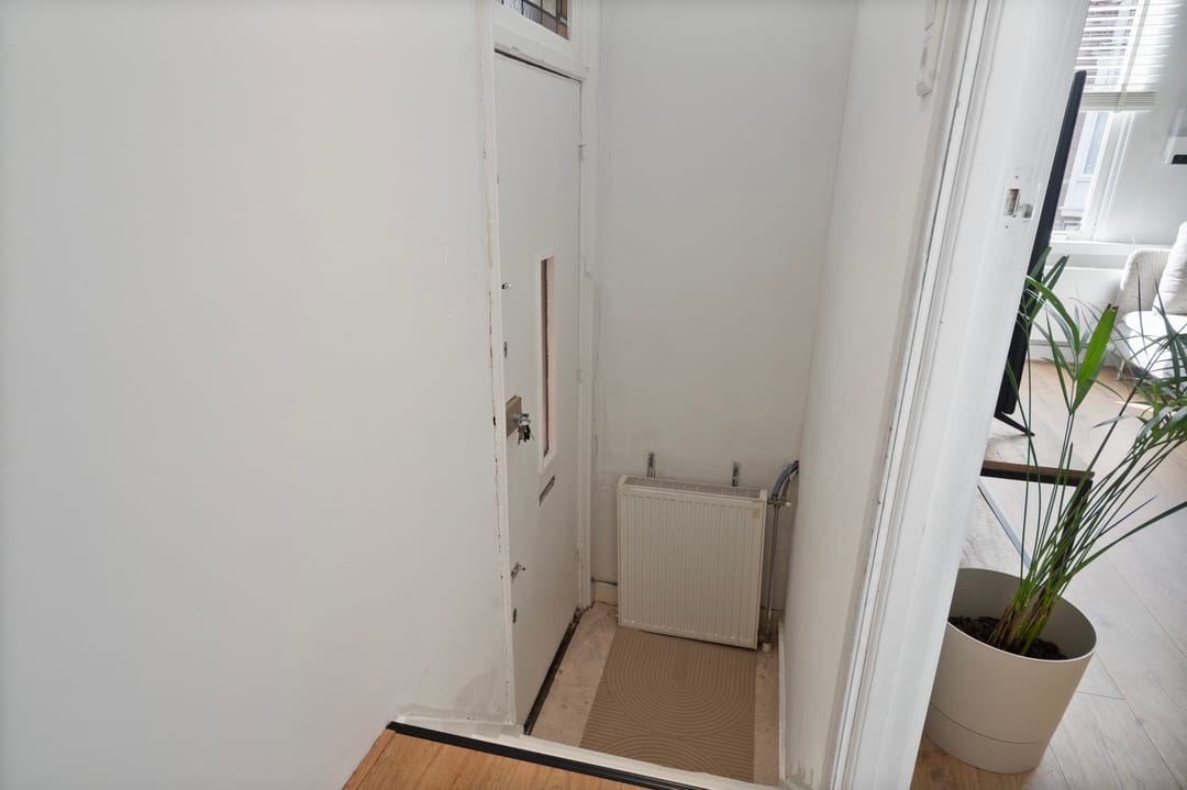 Charming Upper-Floor Apartment with Balcony in Valkenboskwartier — 26