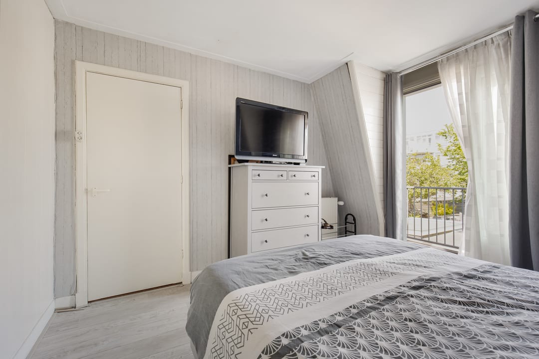 Charming Terraced House in Quiet Leidsebuurt Near Haarlem Center — 13