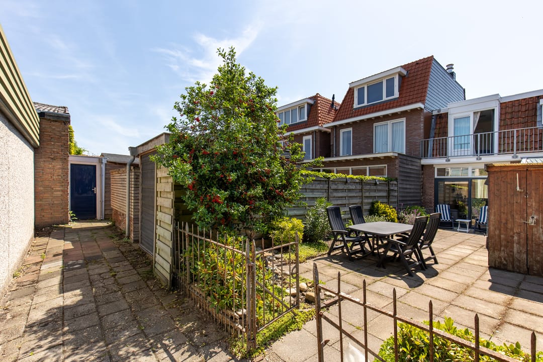 Charming Terraced House in Quiet Leidsebuurt Near Haarlem Center — 26