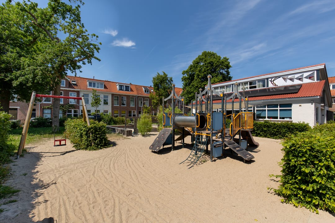 Charming Terraced House in Quiet Leidsebuurt Near Haarlem Center — 32