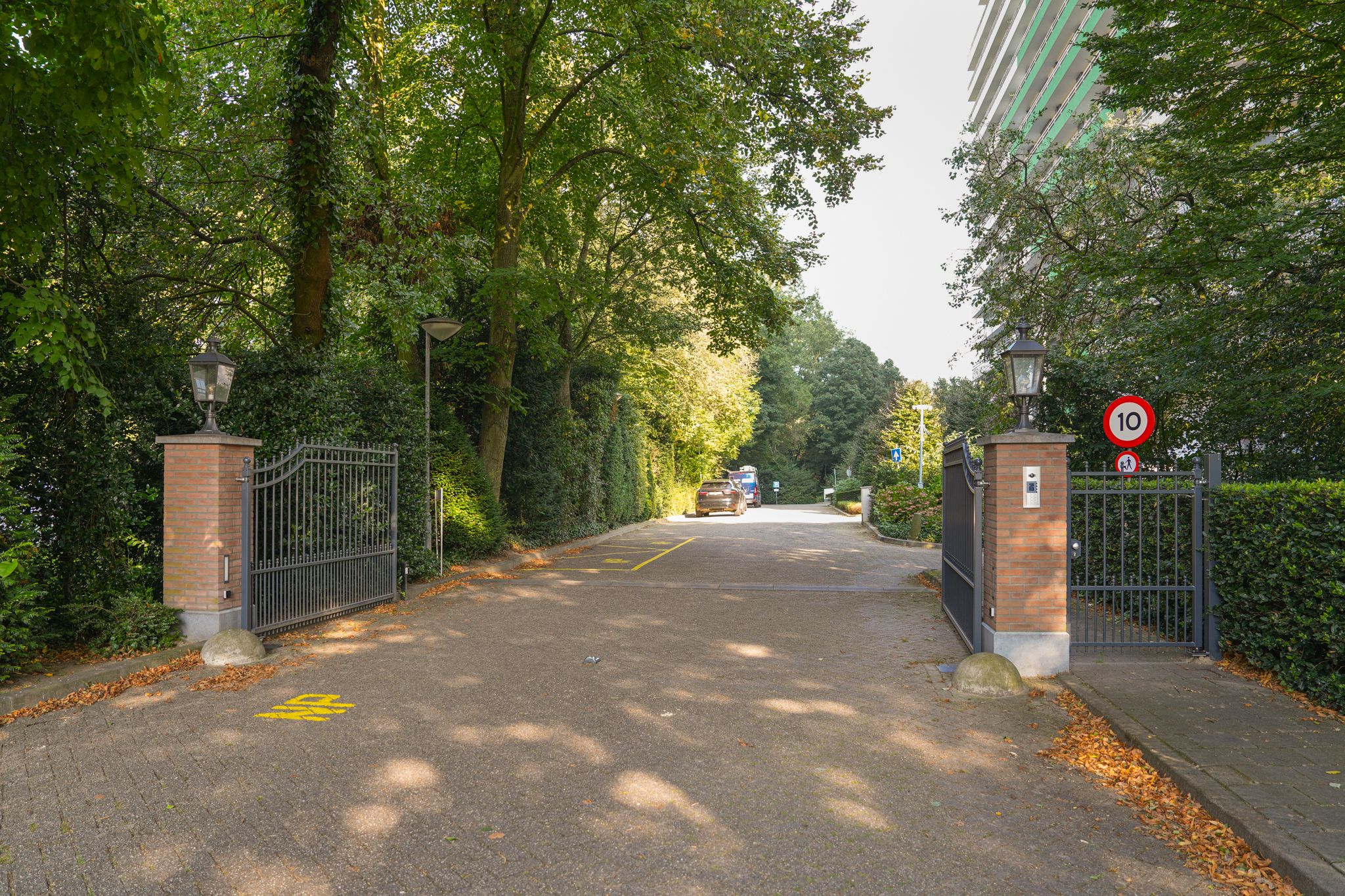 Light and Comfortable Service Apartment with Green Views in Eikendonck — 24