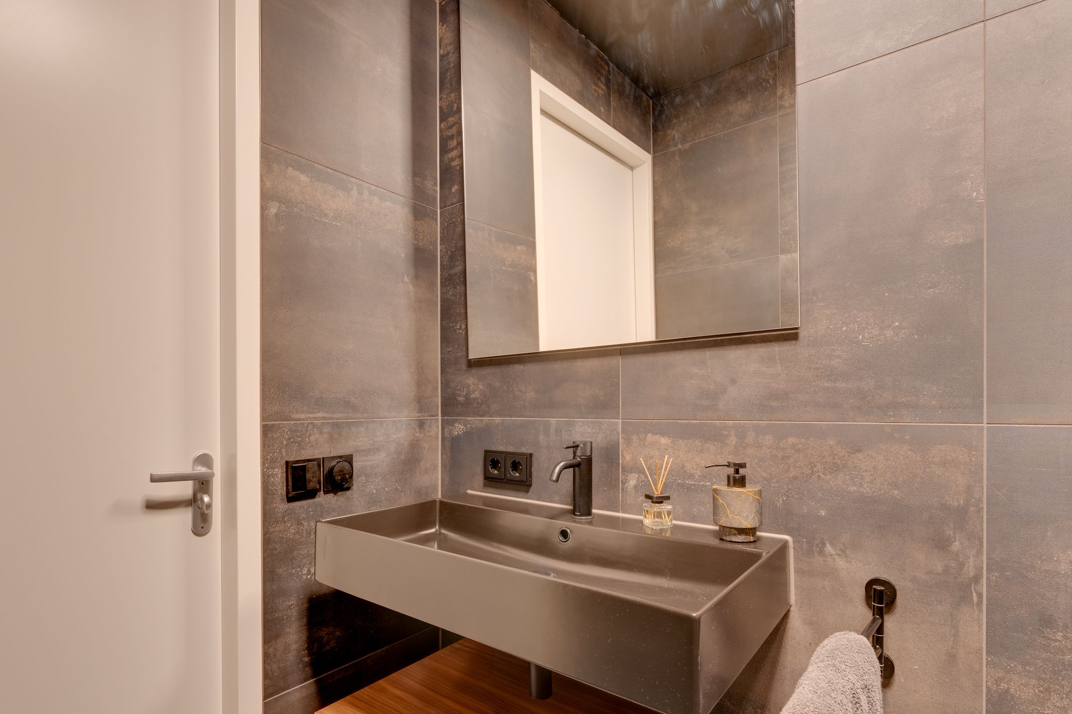 Modern Three-Room Apartment with Panoramic Views on NDSM-Wharf — 33