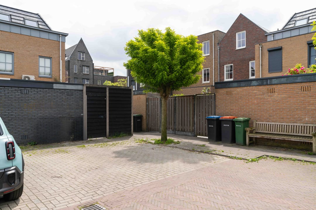 Move-in Ready 4-Bedroom Terraced House with Private Parking in Vathorst — 46