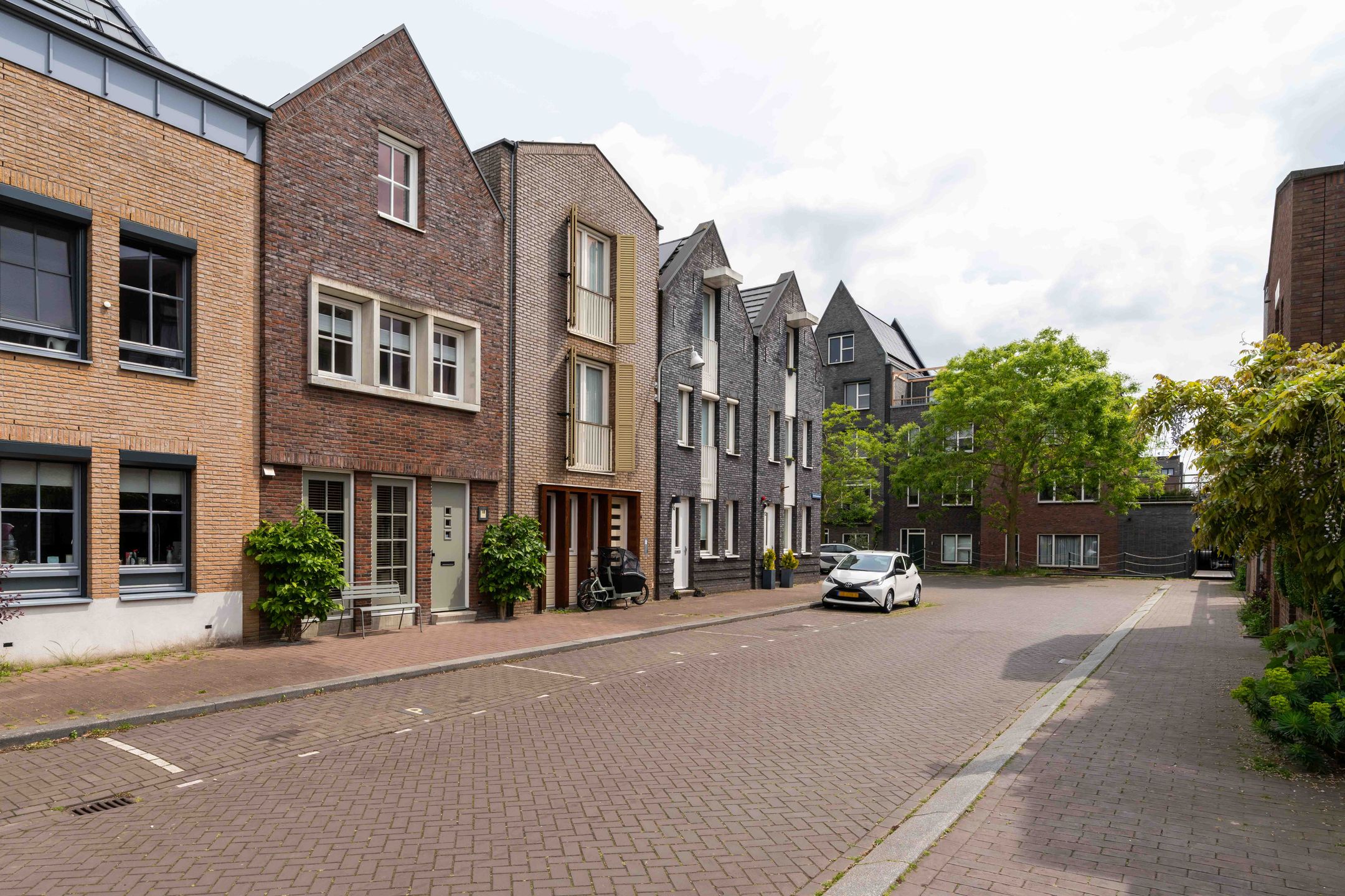 Move-in Ready 4-Bedroom Terraced House with Private Parking in Vathorst — 45
