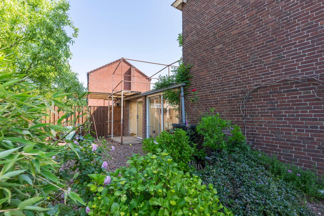 Corner House with Garage and Roof Terrace in Quiet Residential Area — 17