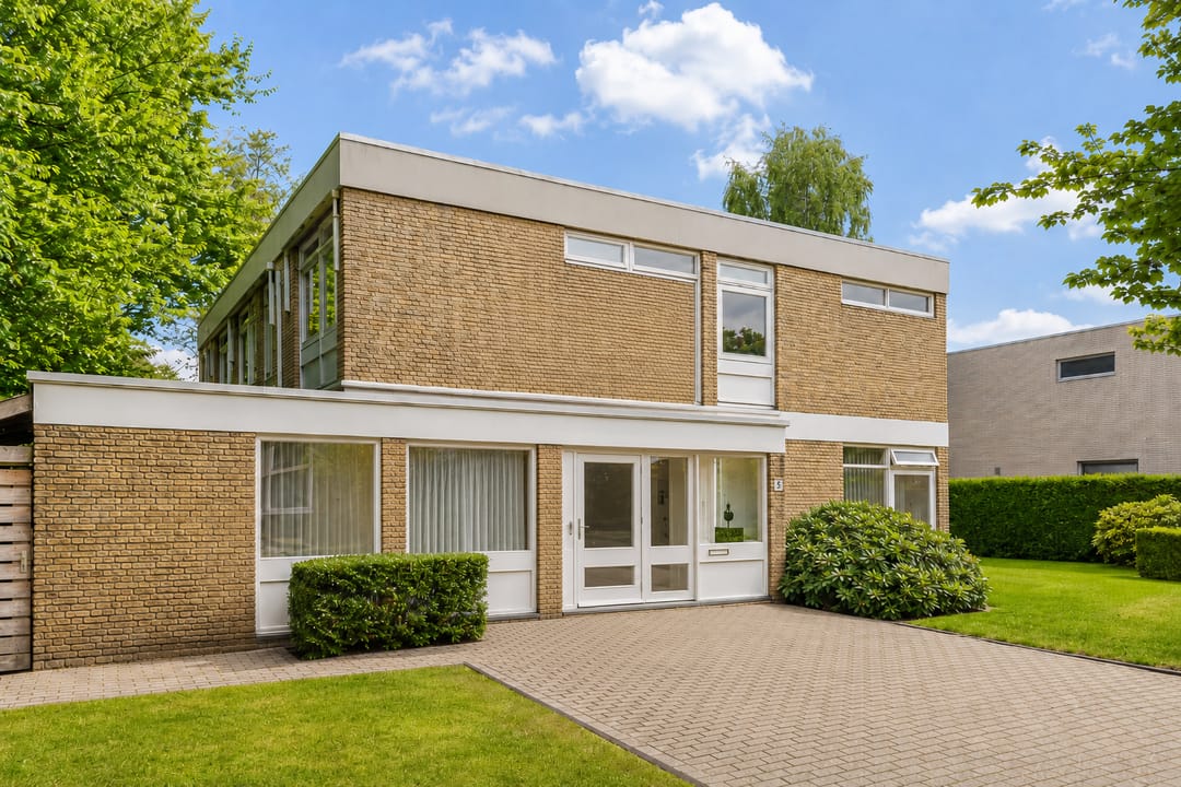 Spacious waterfront villa on a generous plot in Buitenveldert