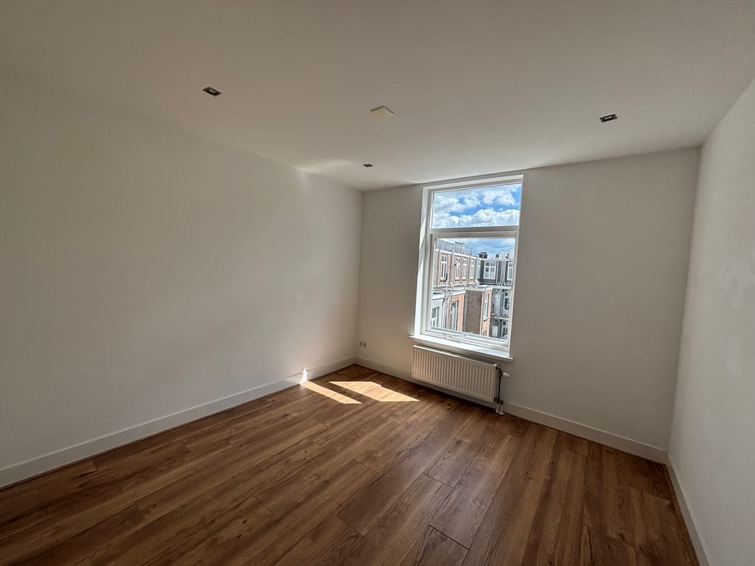 Photo 11 of Witte de Withstraat 182-4